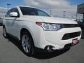 Diamond White Pearl - Outlander SE S-AWC Photo No. 4