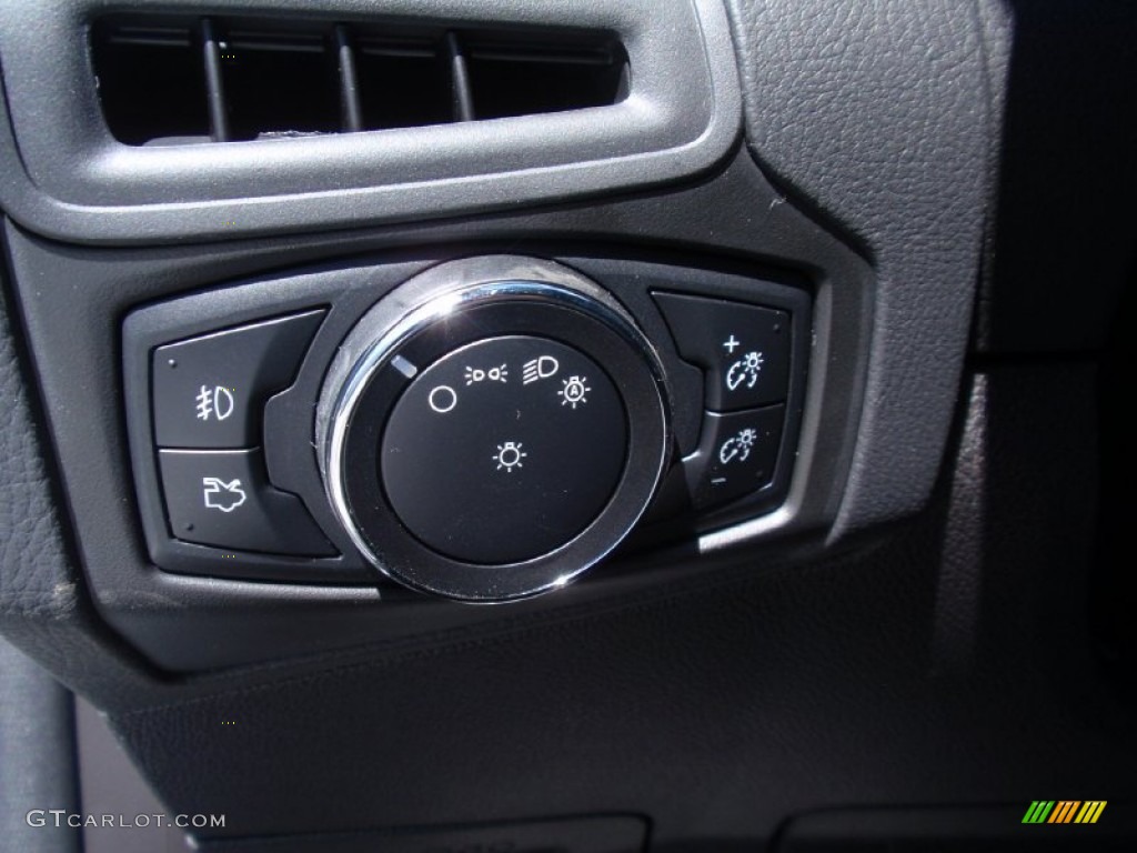2014 Focus SE Hatchback - Oxford White / Charcoal Black photo #36
