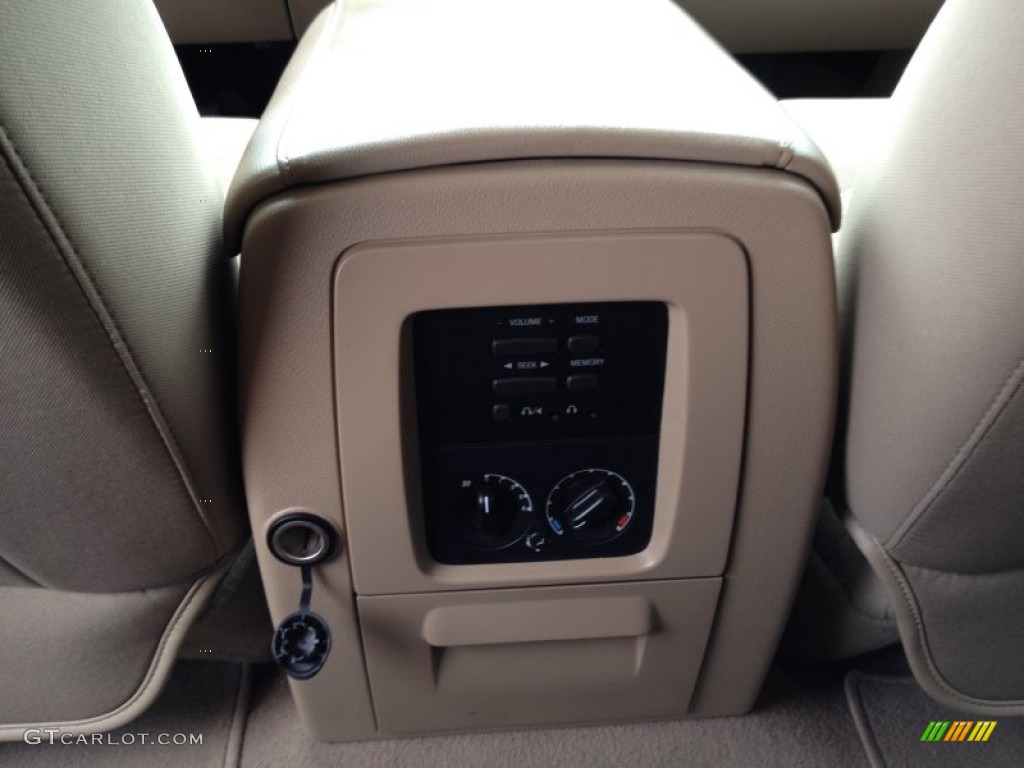 2005 Expedition XLT 4x4 - Pueblo Gold Metallic / Medium Flint Grey photo #21