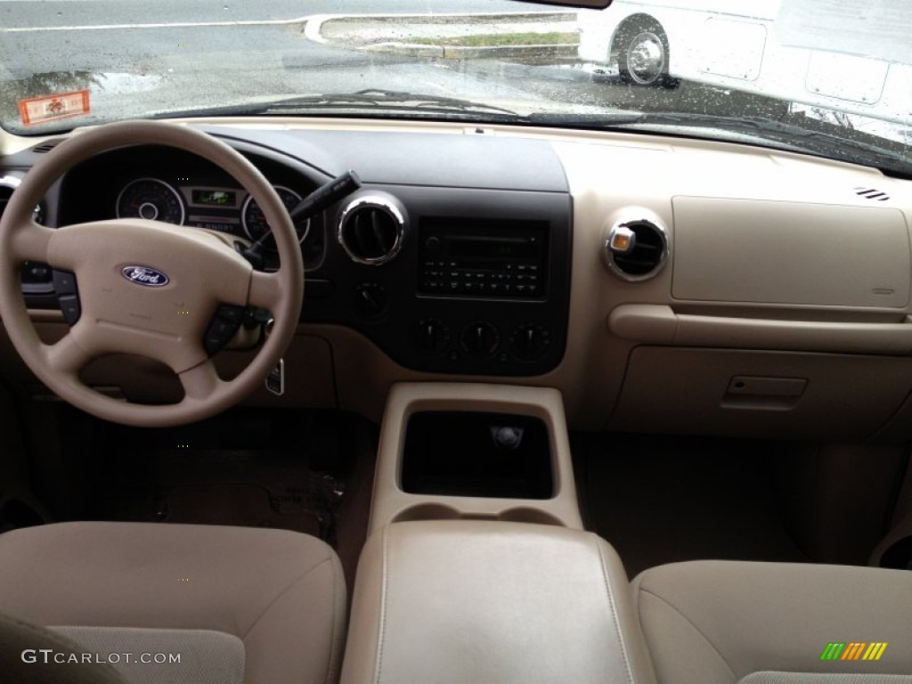 2005 Expedition XLT 4x4 - Pueblo Gold Metallic / Medium Flint Grey photo #22