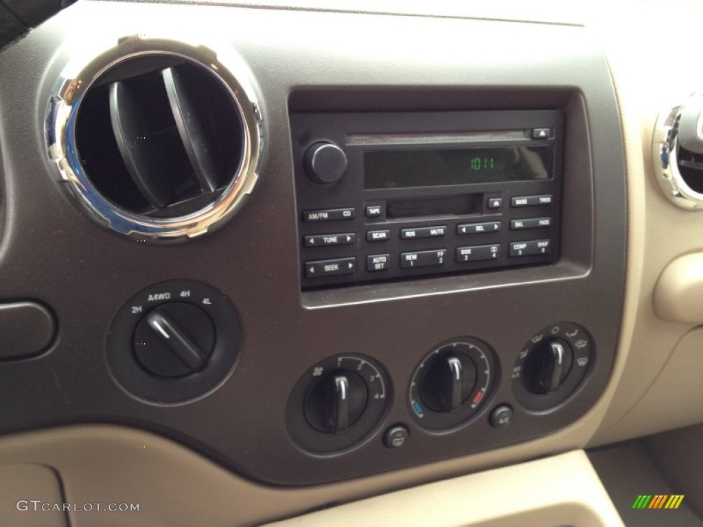 2005 Expedition XLT 4x4 - Pueblo Gold Metallic / Medium Flint Grey photo #27