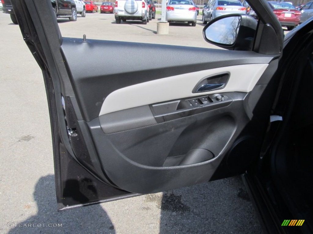 2014 Cruze LS - Tungsten Metallic / Jet Black/Medium Titanium photo #10