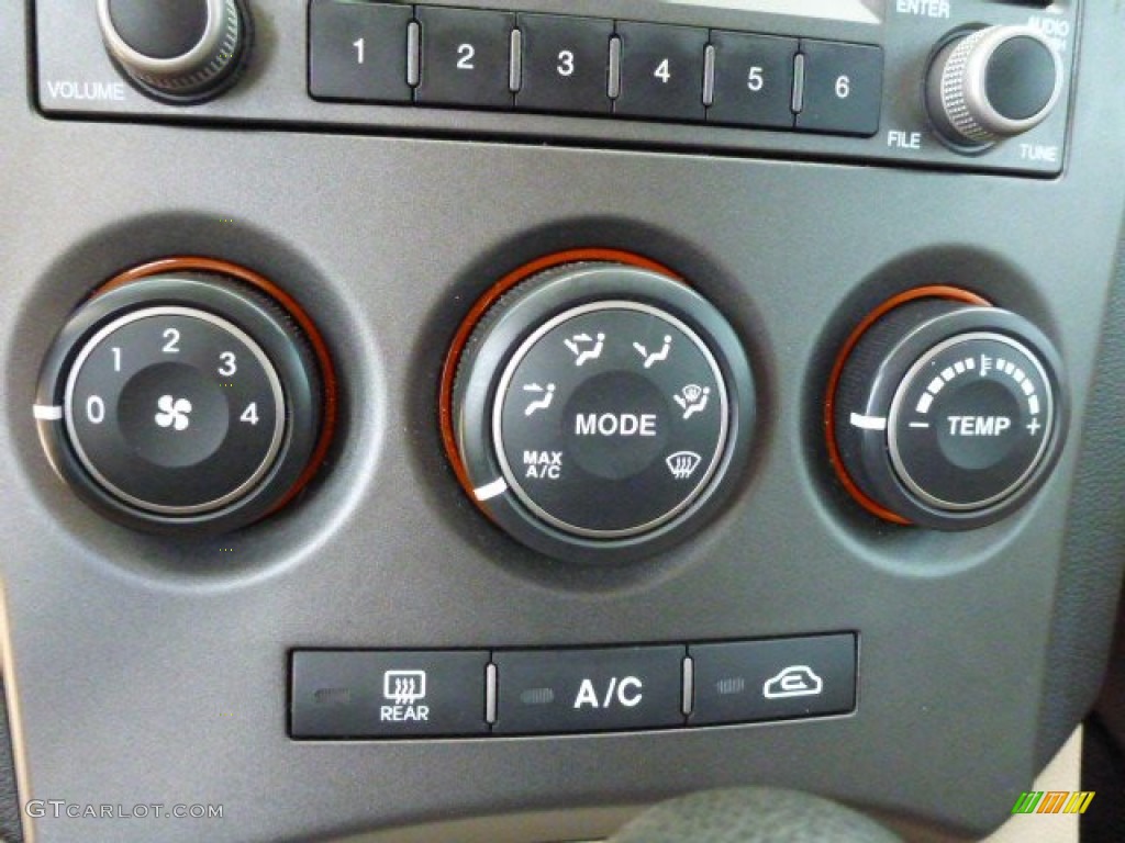 2010 Kia Rondo LX Controls Photo #92353557