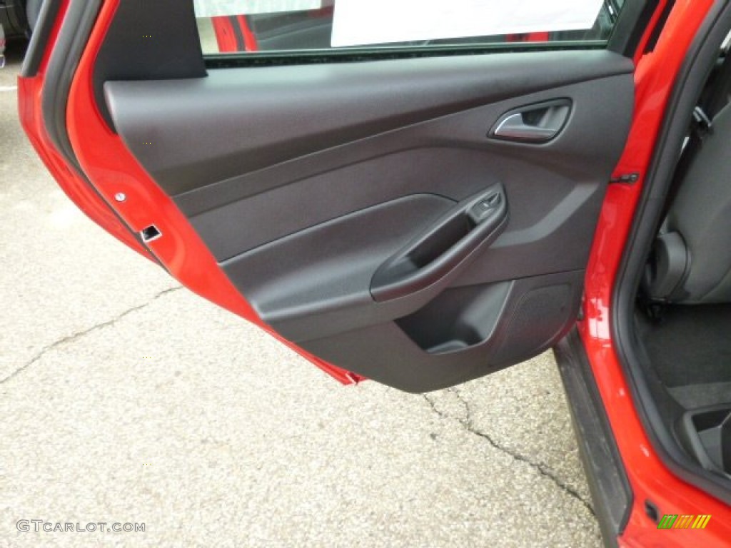 2014 Focus SE Hatchback - Race Red / Charcoal Black photo #13