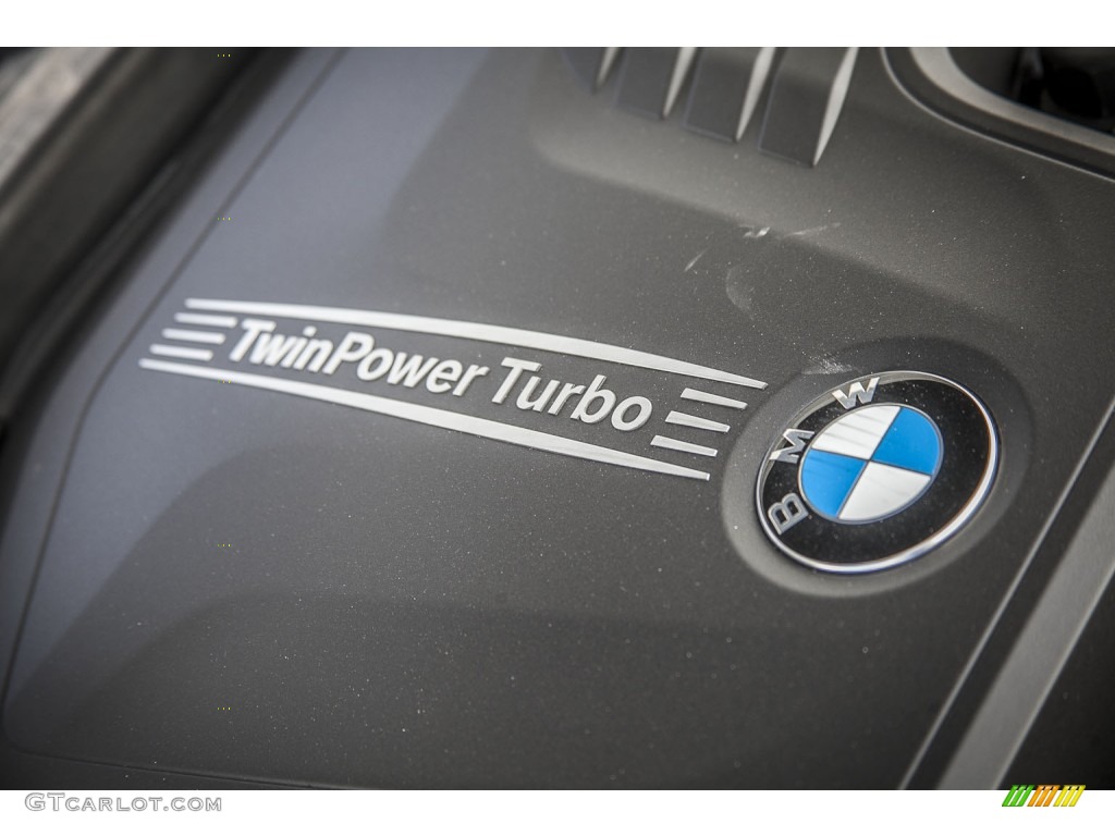 2013 BMW 3 Series 328i Sedan Marks and Logos Photos