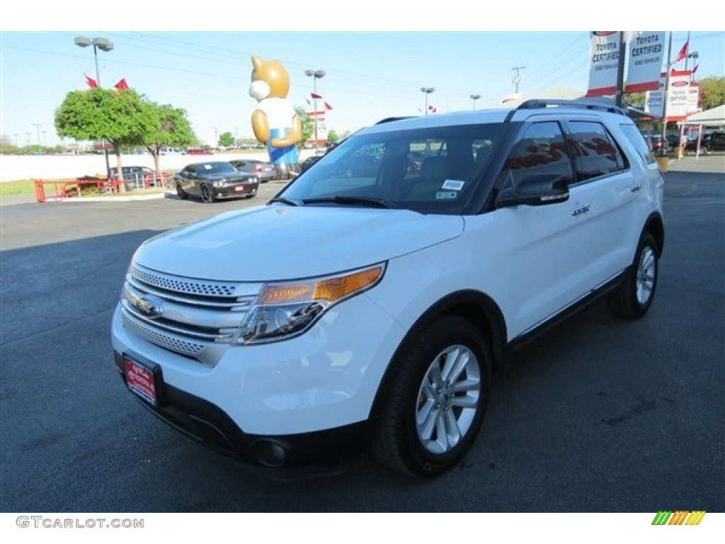 2013 Explorer XLT - Oxford White / Medium Light Stone photo #3