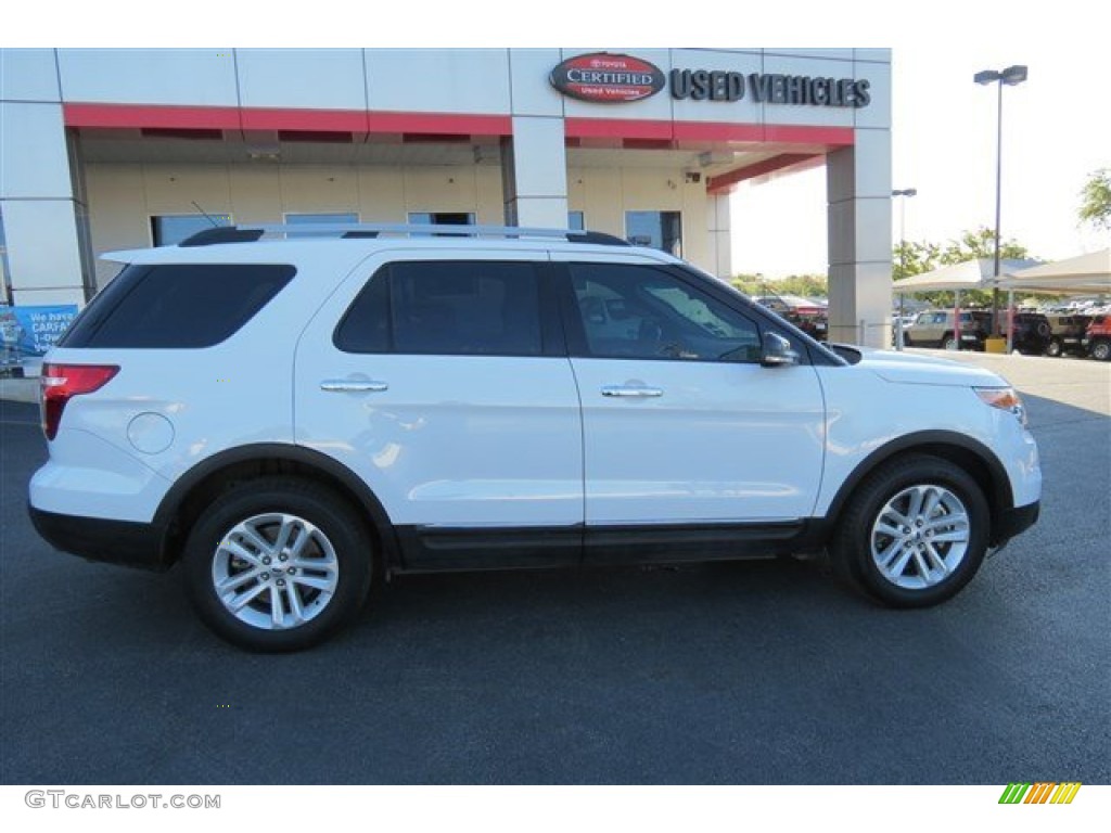 2013 Explorer XLT - Oxford White / Medium Light Stone photo #8