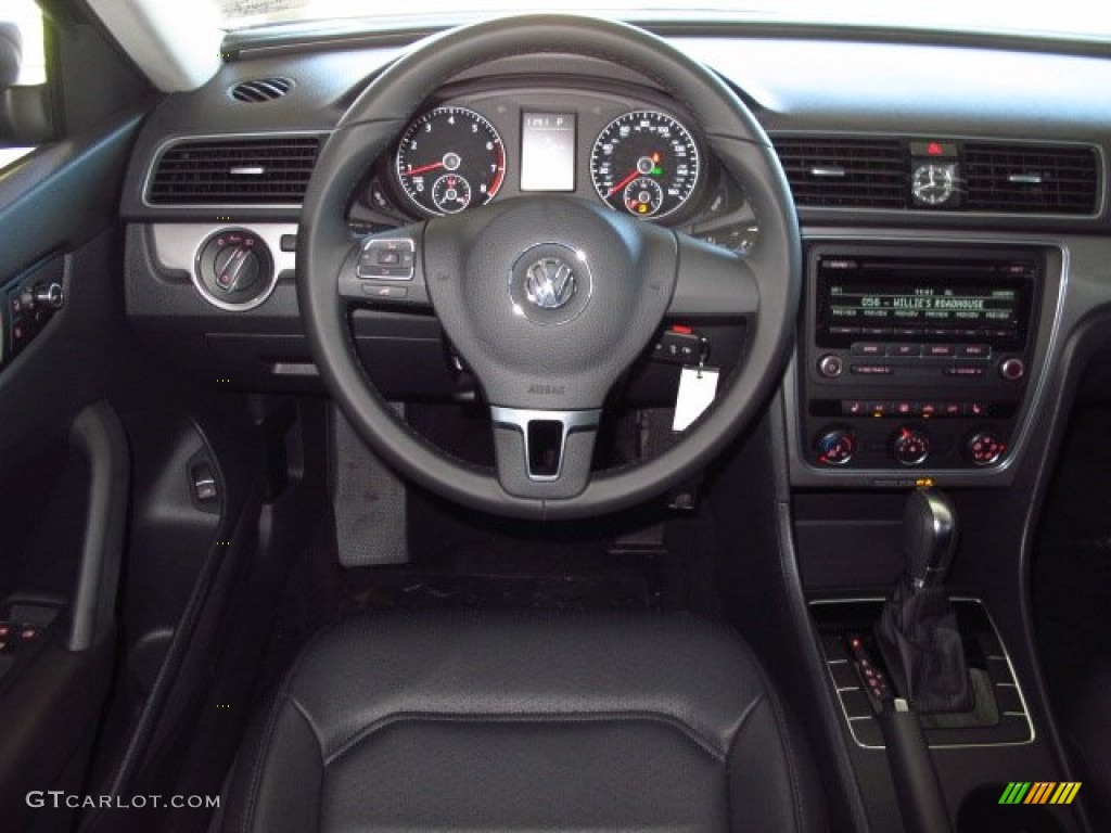 2014 Volkswagen Passat 1.8T Wolfsburg Edition Steering Wheel Photos