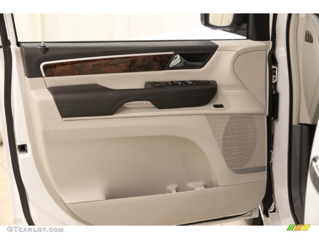 2013 Volkswagen Routan SEL Premium Door Panel Photos