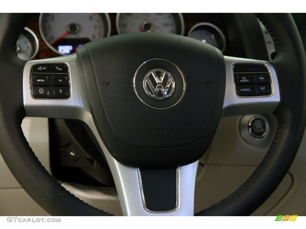 2013 Volkswagen Routan SEL Premium Steering Wheel Photos