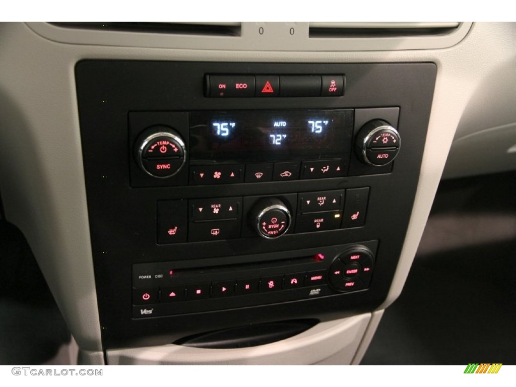 2013 Volkswagen Routan SEL Premium Controls Photo #92435419