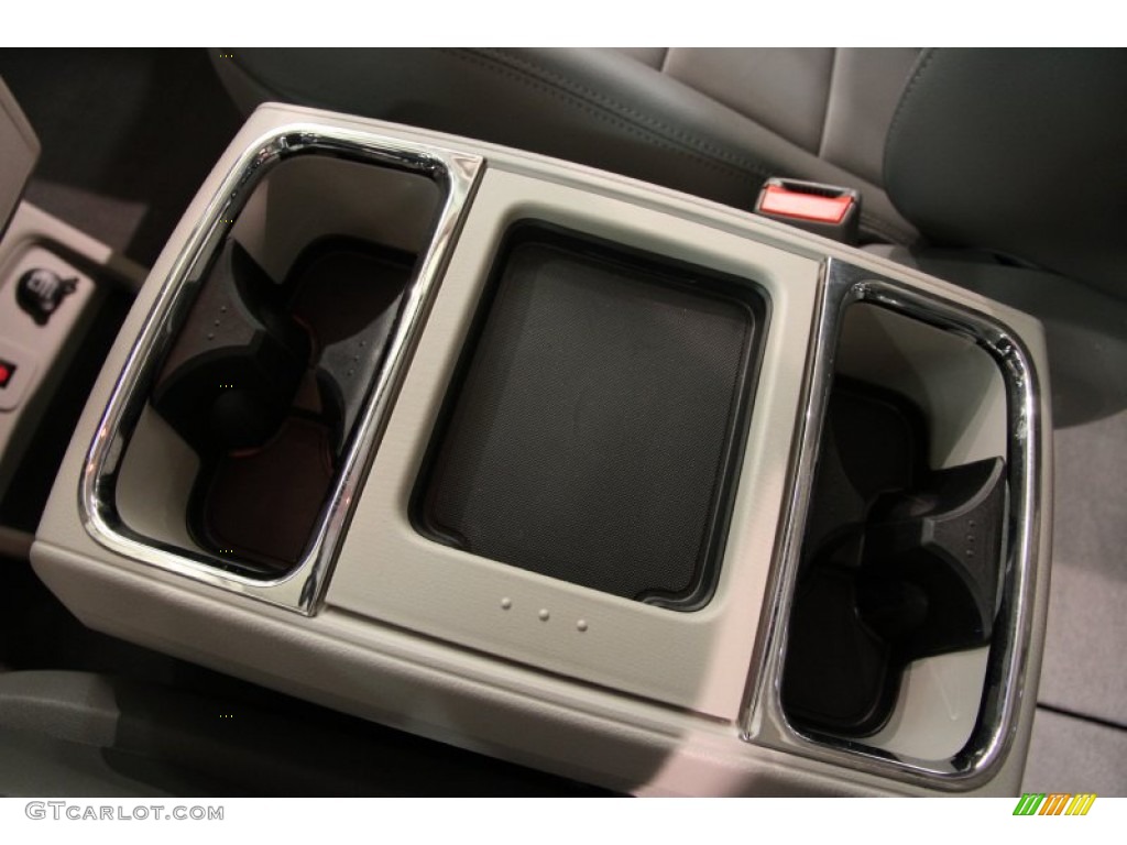2013 Volkswagen Routan SEL Premium Controls Photo #92435488