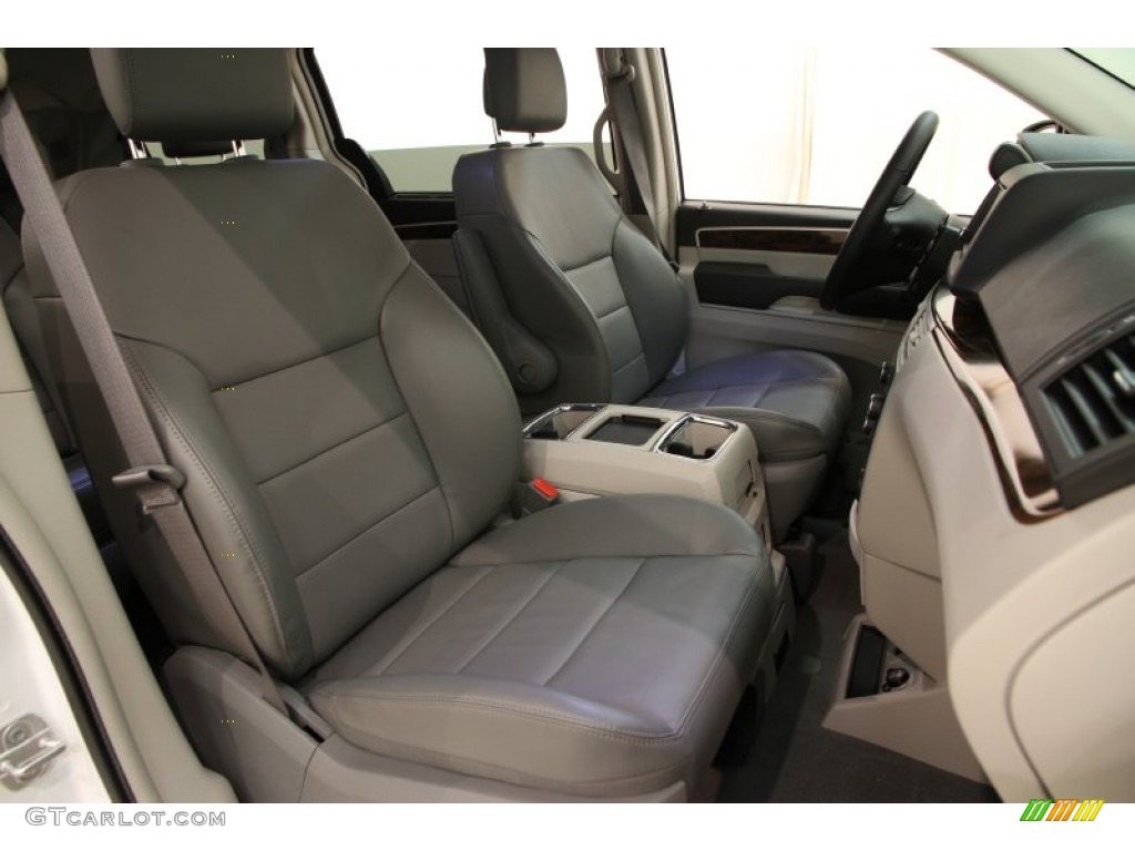 2013 Volkswagen Routan SEL Premium Front Seat Photos