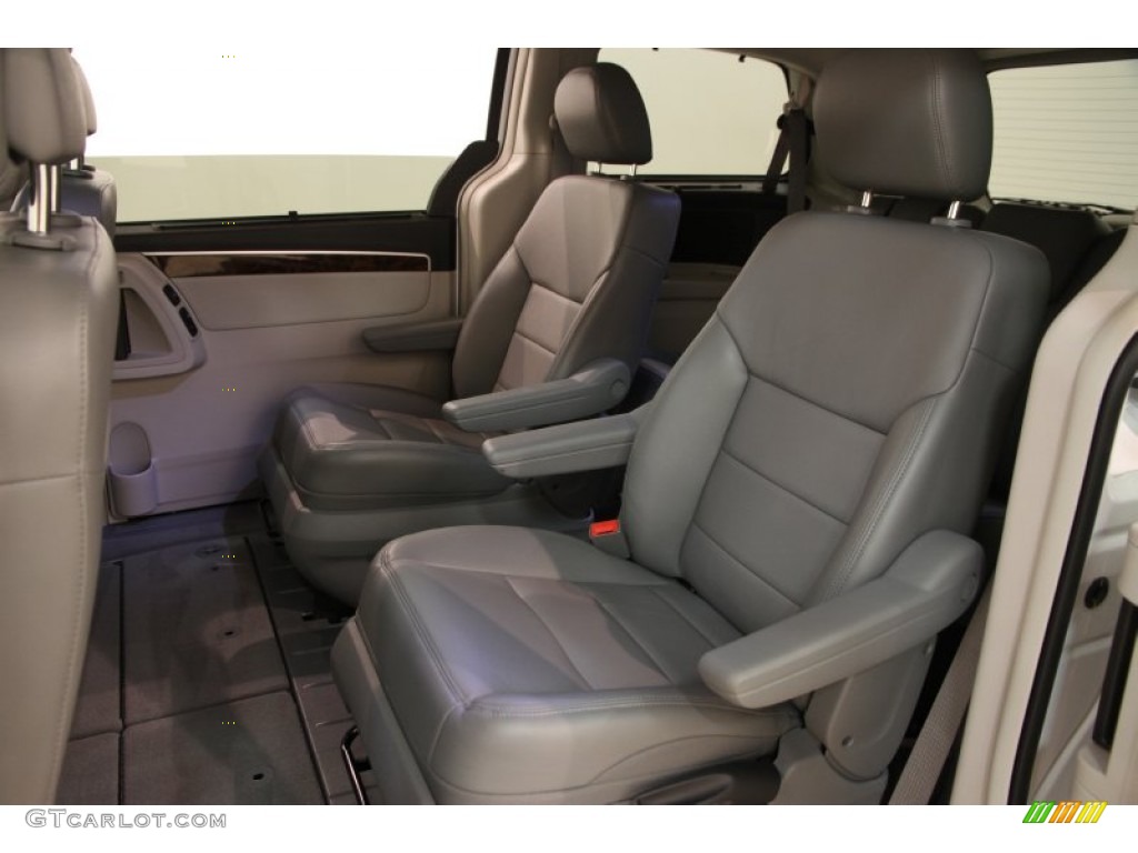 2013 Volkswagen Routan SEL Premium Rear Seat Photo #92435560