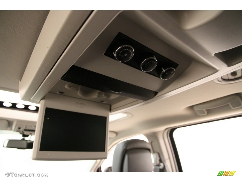 2013 Volkswagen Routan SEL Premium Entertainment System Photo #92435602