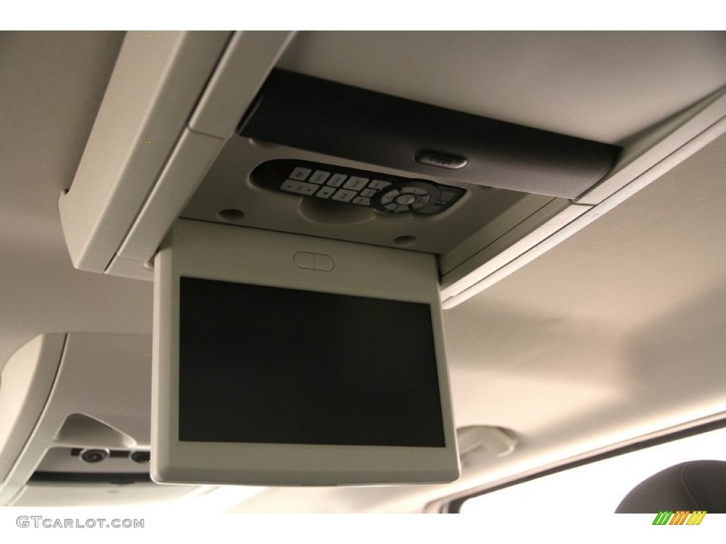 2013 Volkswagen Routan SEL Premium Entertainment System Photo #92435626