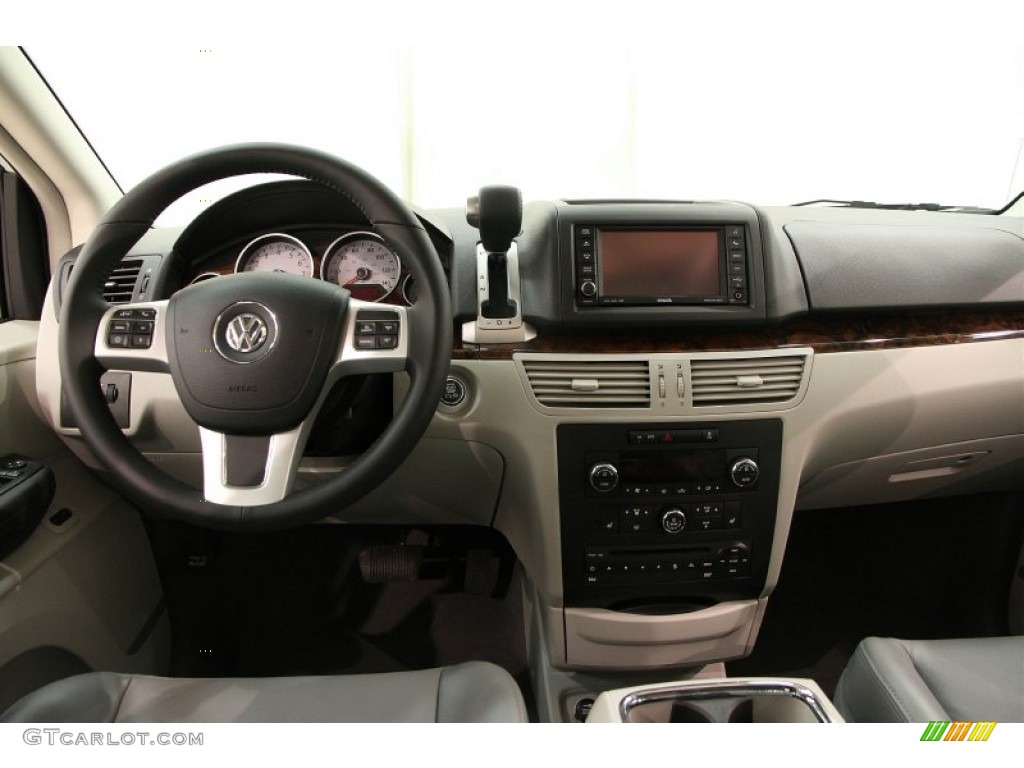 2013 Volkswagen Routan SEL Premium Sierra Sand Dashboard Photo #92435674