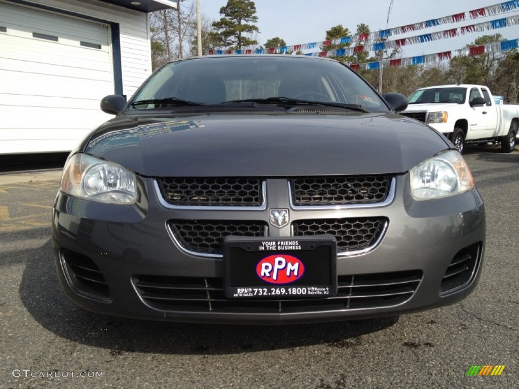 2004 Stratus SE Sedan - Graphite Metallic / Dark Slate Gray photo #4