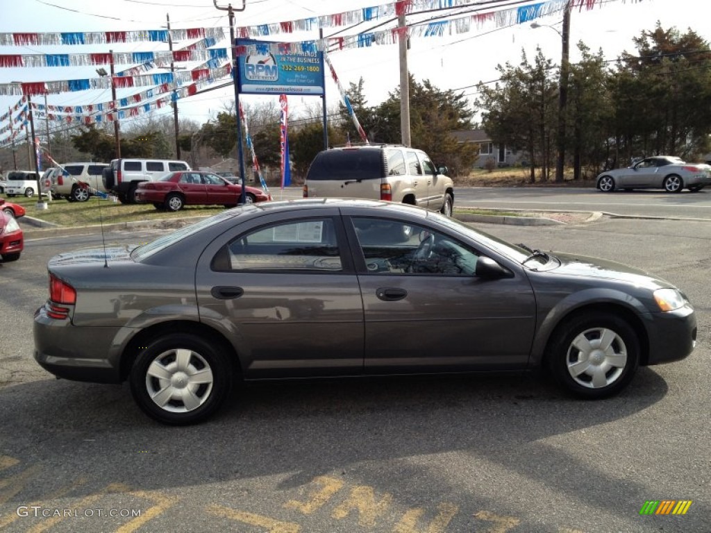 2004 Stratus SE Sedan - Graphite Metallic / Dark Slate Gray photo #8