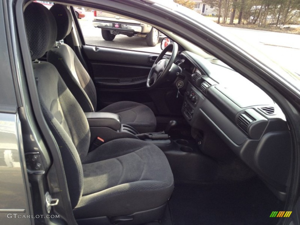2004 Stratus SE Sedan - Graphite Metallic / Dark Slate Gray photo #11