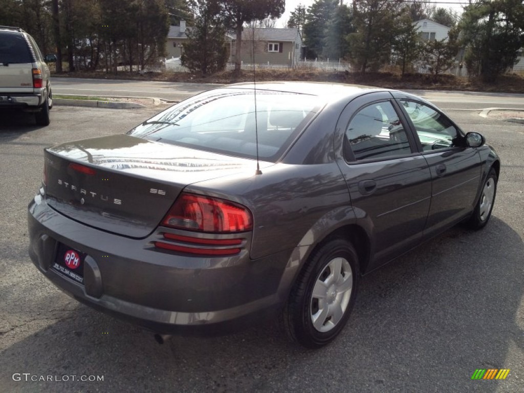 2004 Stratus SE Sedan - Graphite Metallic / Dark Slate Gray photo #14