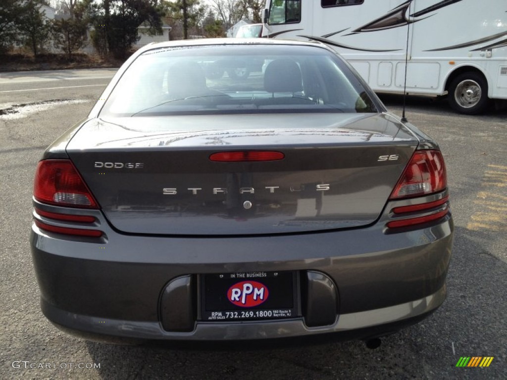 2004 Stratus SE Sedan - Graphite Metallic / Dark Slate Gray photo #15