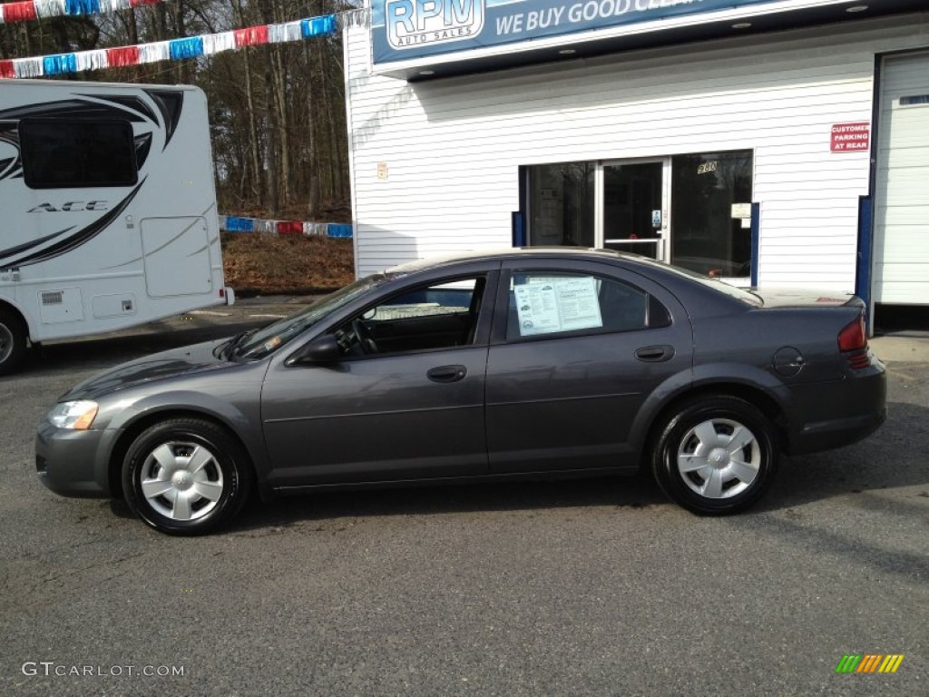 2004 Stratus SE Sedan - Graphite Metallic / Dark Slate Gray photo #18