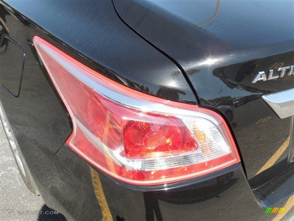 2013 Altima 2.5 S - Super Black / Charcoal photo #11