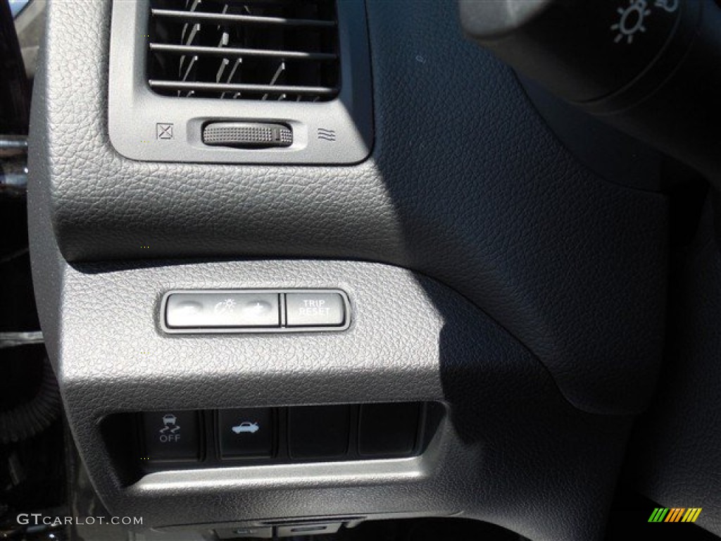 2013 Altima 2.5 S - Super Black / Charcoal photo #19