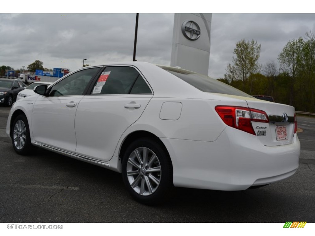 2014 Camry Hybrid XLE - Super White / Ash photo #25