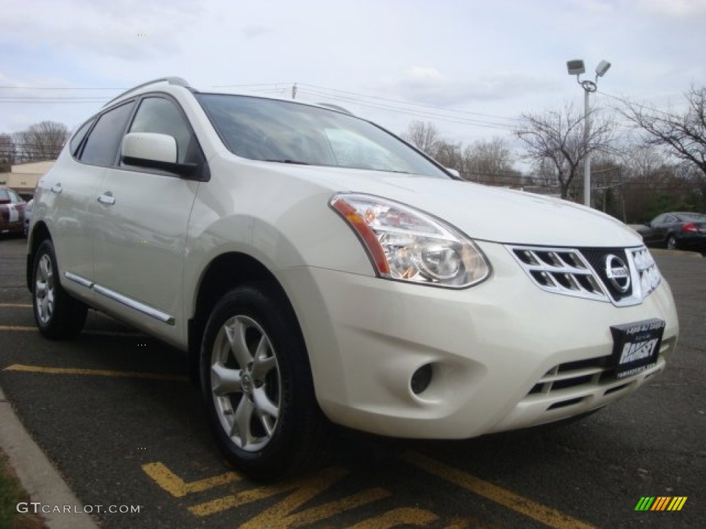 2011 Rogue SV AWD - Pearl White / Black photo #3