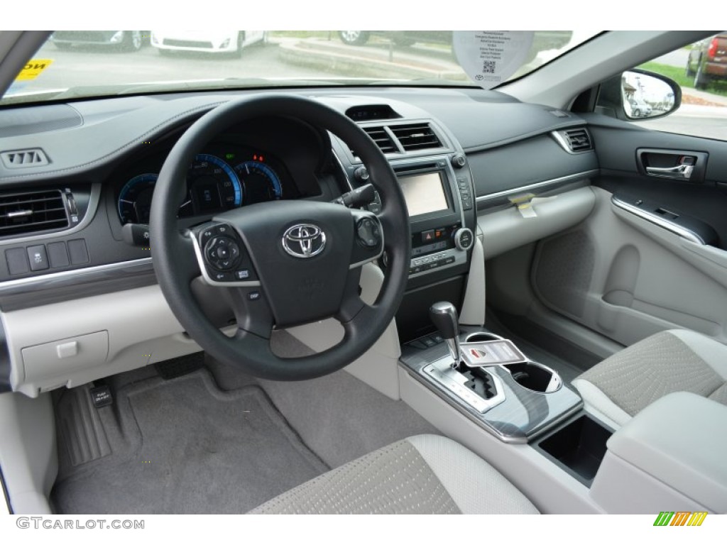 2014 Camry Hybrid LE - Classic Silver Metallic / Ash photo #7