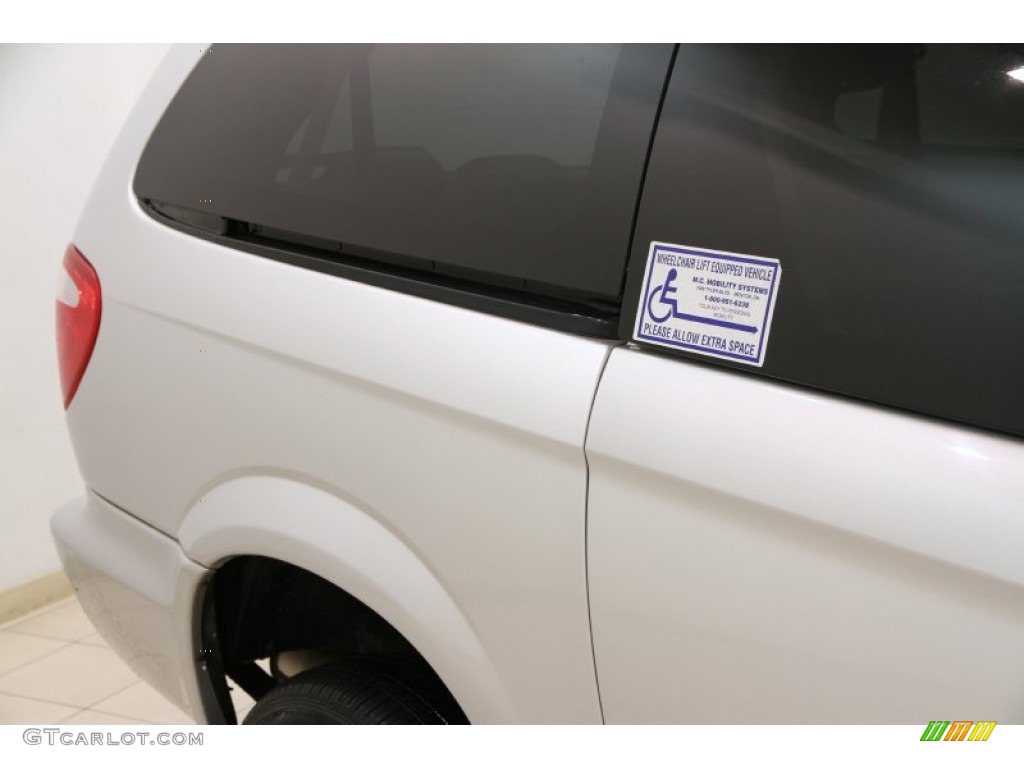 2005 Grand Caravan SE with Handicap Access - Bright Silver Metallic / Medium Slate Gray photo #22