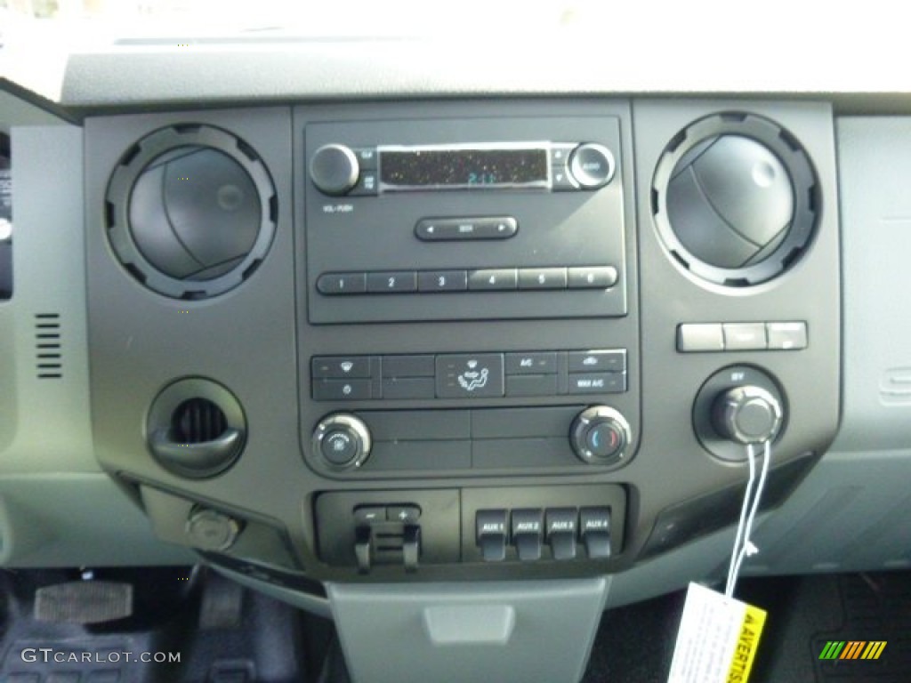2015 Ford F450 Super Duty XL Regular Cab Chassis Controls Photo #92609036
