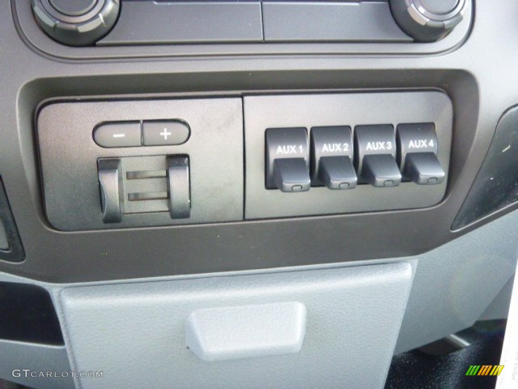 2015 Ford F450 Super Duty XL Regular Cab Chassis Controls Photo #92609060