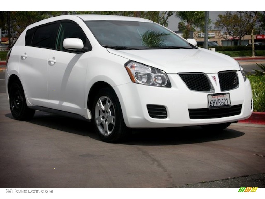 2010 Vibe 2.4L - Ultra White / Ebony photo #1