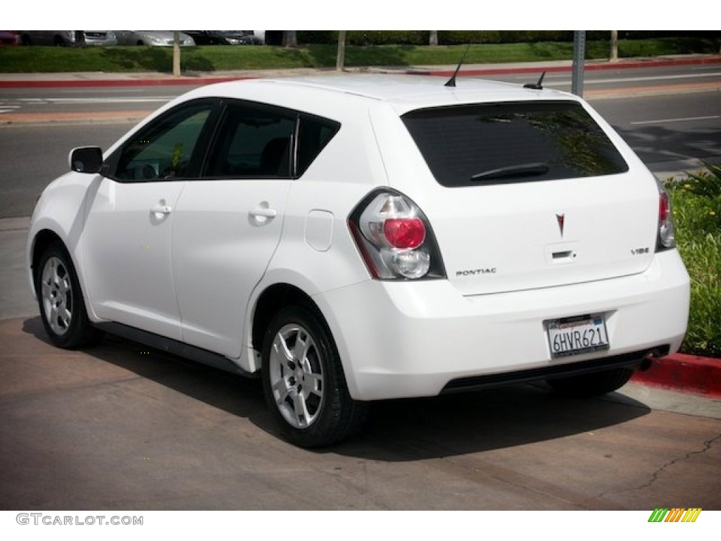 2010 Vibe 2.4L - Ultra White / Ebony photo #2