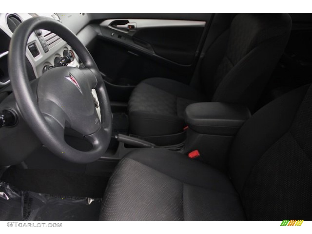 2010 Vibe 2.4L - Ultra White / Ebony photo #3