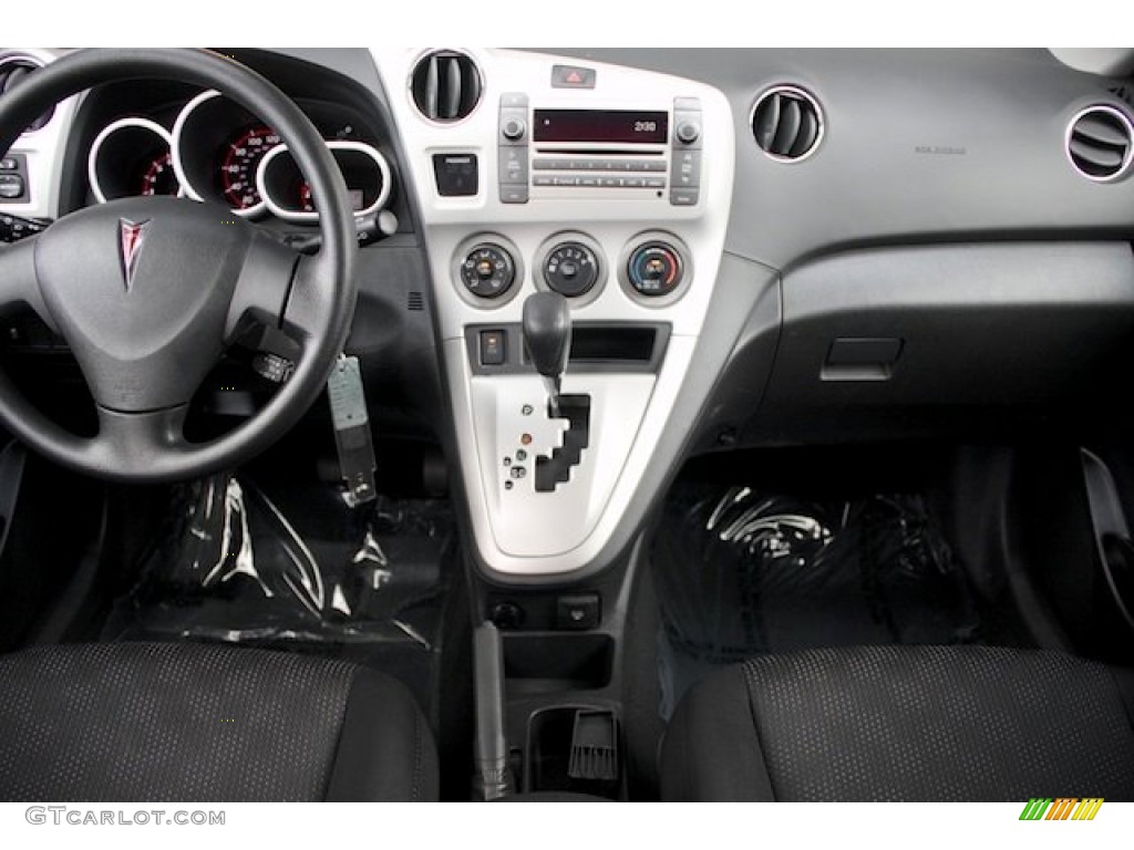 2010 Vibe 2.4L - Ultra White / Ebony photo #5