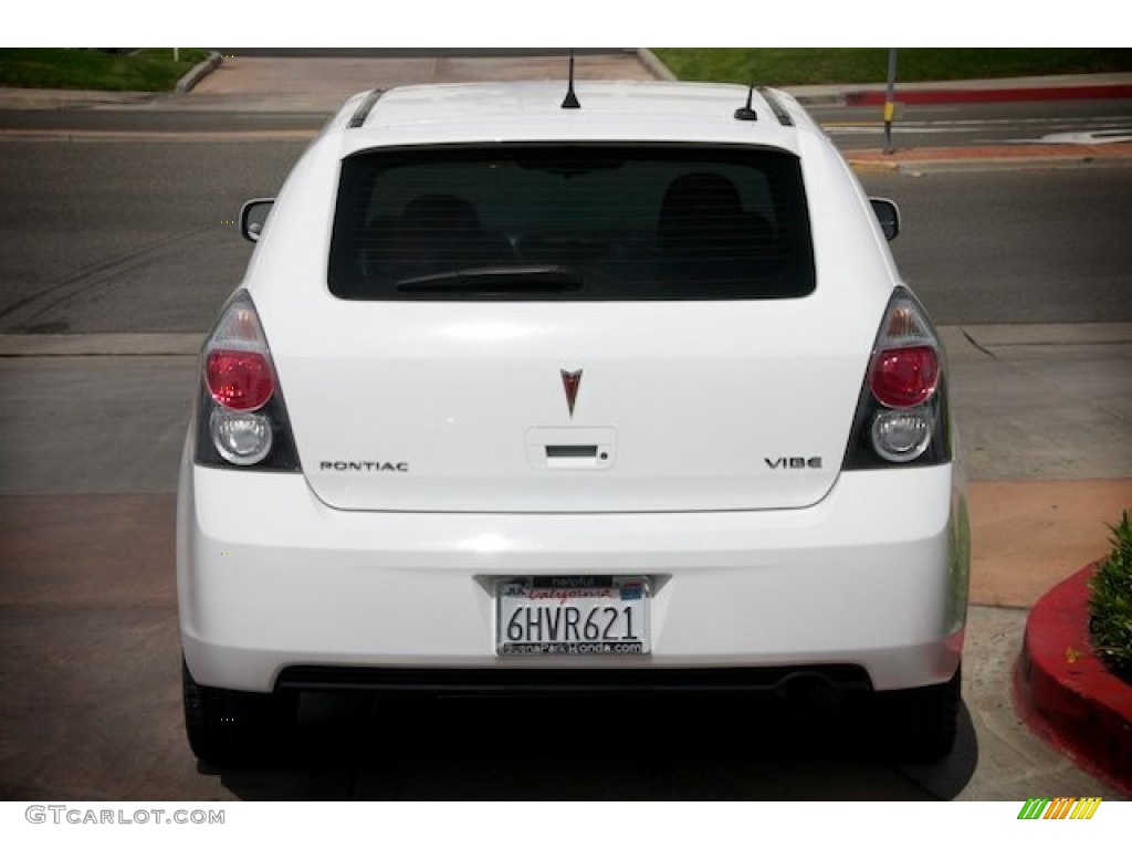 2010 Vibe 2.4L - Ultra White / Ebony photo #11