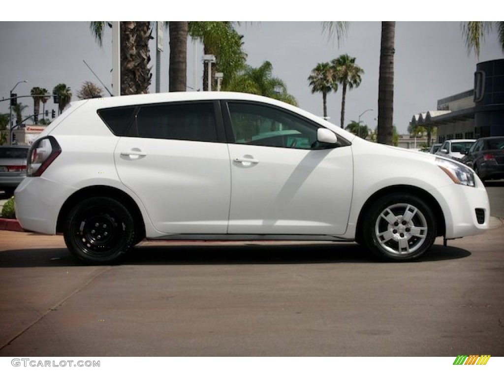 2010 Vibe 2.4L - Ultra White / Ebony photo #12