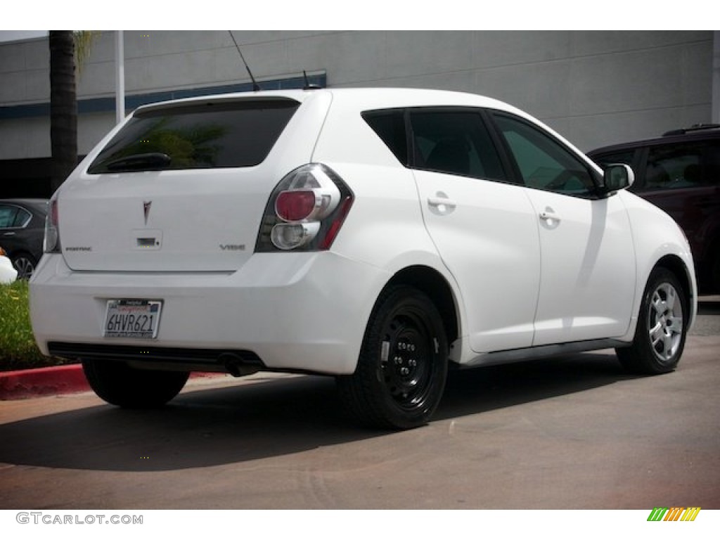 2010 Vibe 2.4L - Ultra White / Ebony photo #13