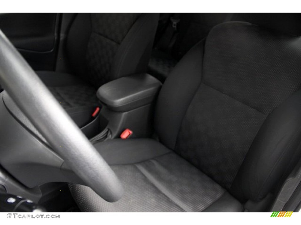 2010 Vibe 2.4L - Ultra White / Ebony photo #15