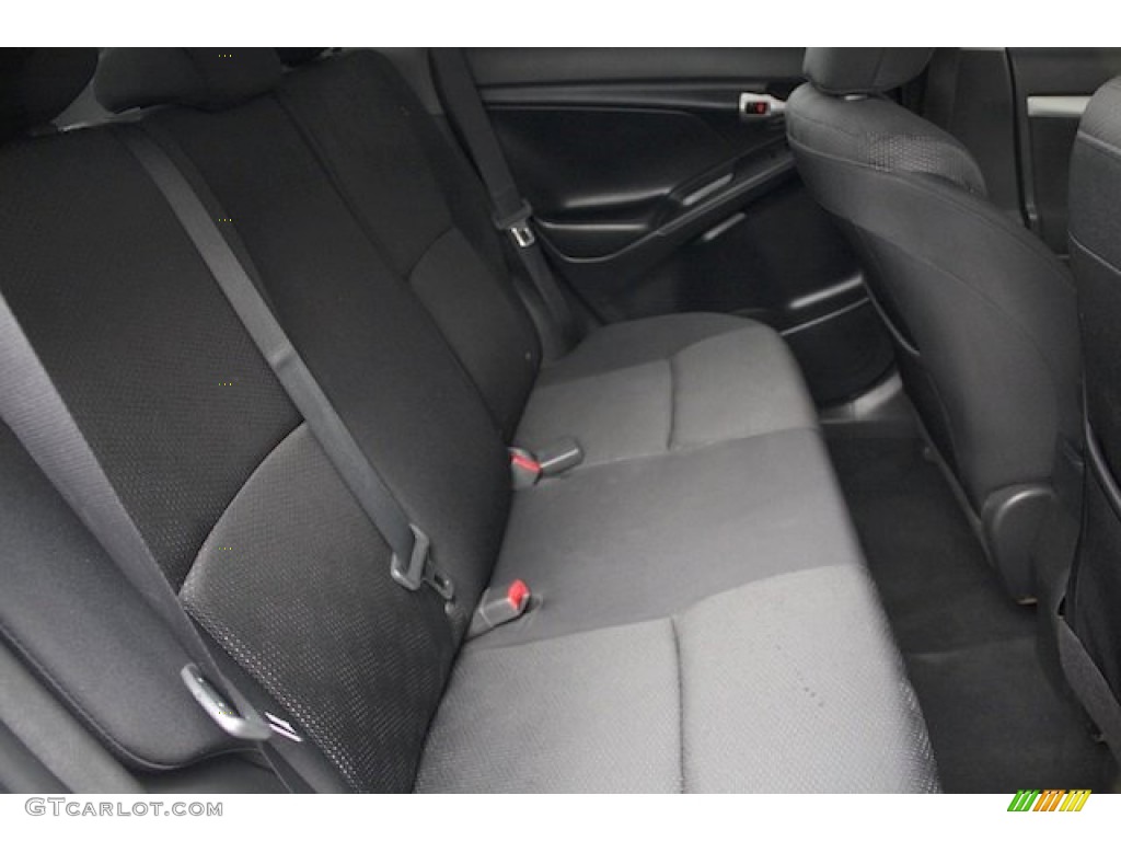 2010 Vibe 2.4L - Ultra White / Ebony photo #19