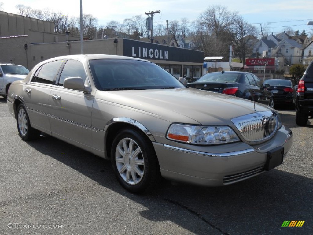 2008 Town Car Signature Limited - Light French Silk Metallic / Light Camel photo #1