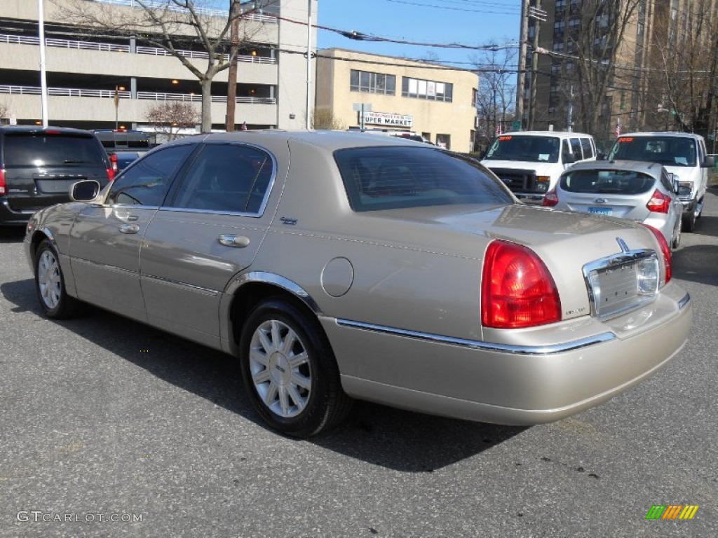 2008 Town Car Signature Limited - Light French Silk Metallic / Light Camel photo #6