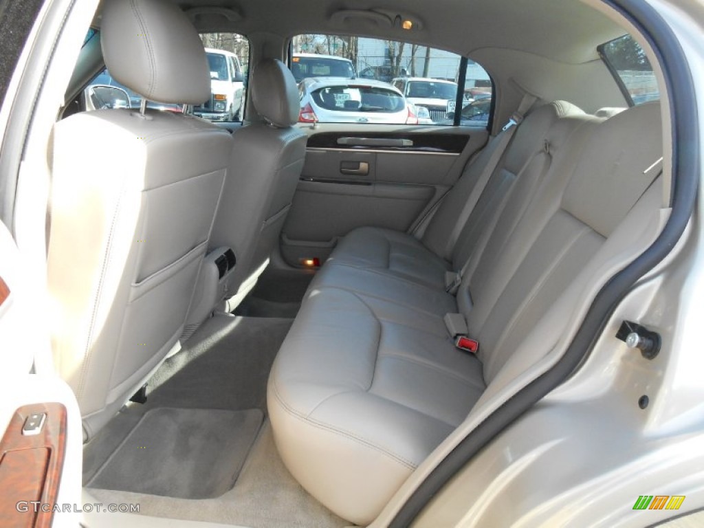 2008 Town Car Signature Limited - Light French Silk Metallic / Light Camel photo #8