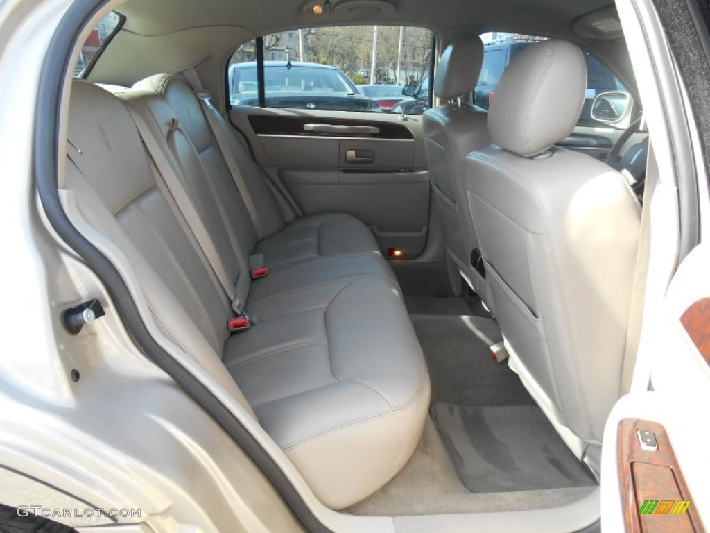 2008 Town Car Signature Limited - Light French Silk Metallic / Light Camel photo #9