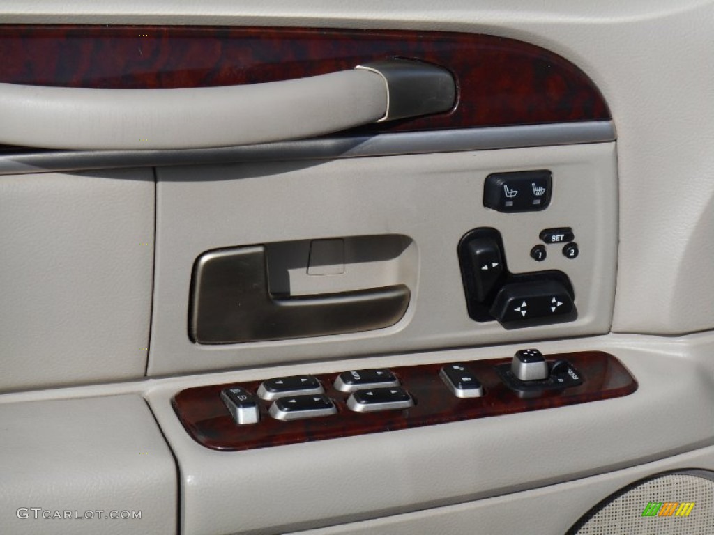 2008 Town Car Signature Limited - Light French Silk Metallic / Light Camel photo #13