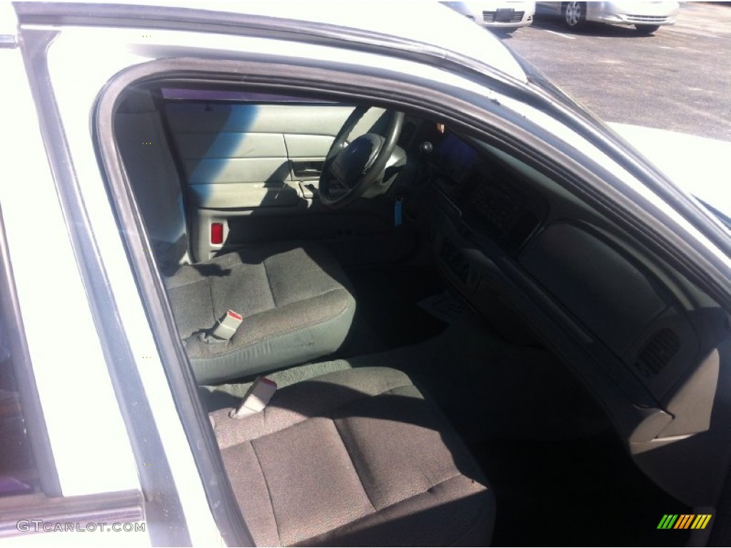 2003 Crown Victoria Police - Vibrant White / Dark Charcoal photo #17